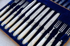 画像2: アンティークシルバー、アンティーク銀器　シルバープレート製　白蝶貝ハンドル お花とスクロールの美彫刻 美フェルール デザートカトラリー６組セット その１ (2)