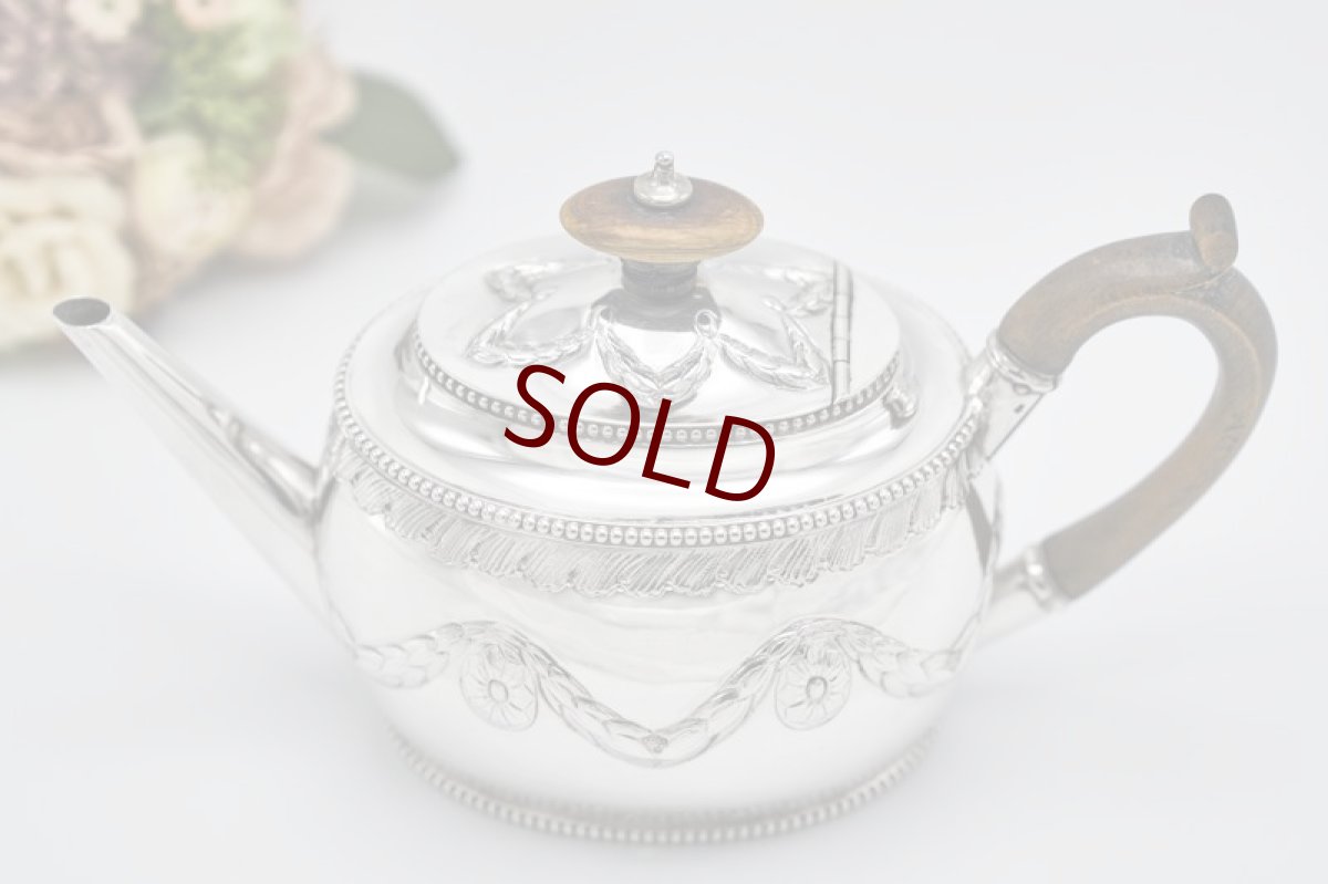 画像4: アンティークシルバー、アンティーク銀器、純銀製（925)  1893/4年　ガーランドとビーズ装飾が美しい バチェラーサイズ　ティー3点セット (4)