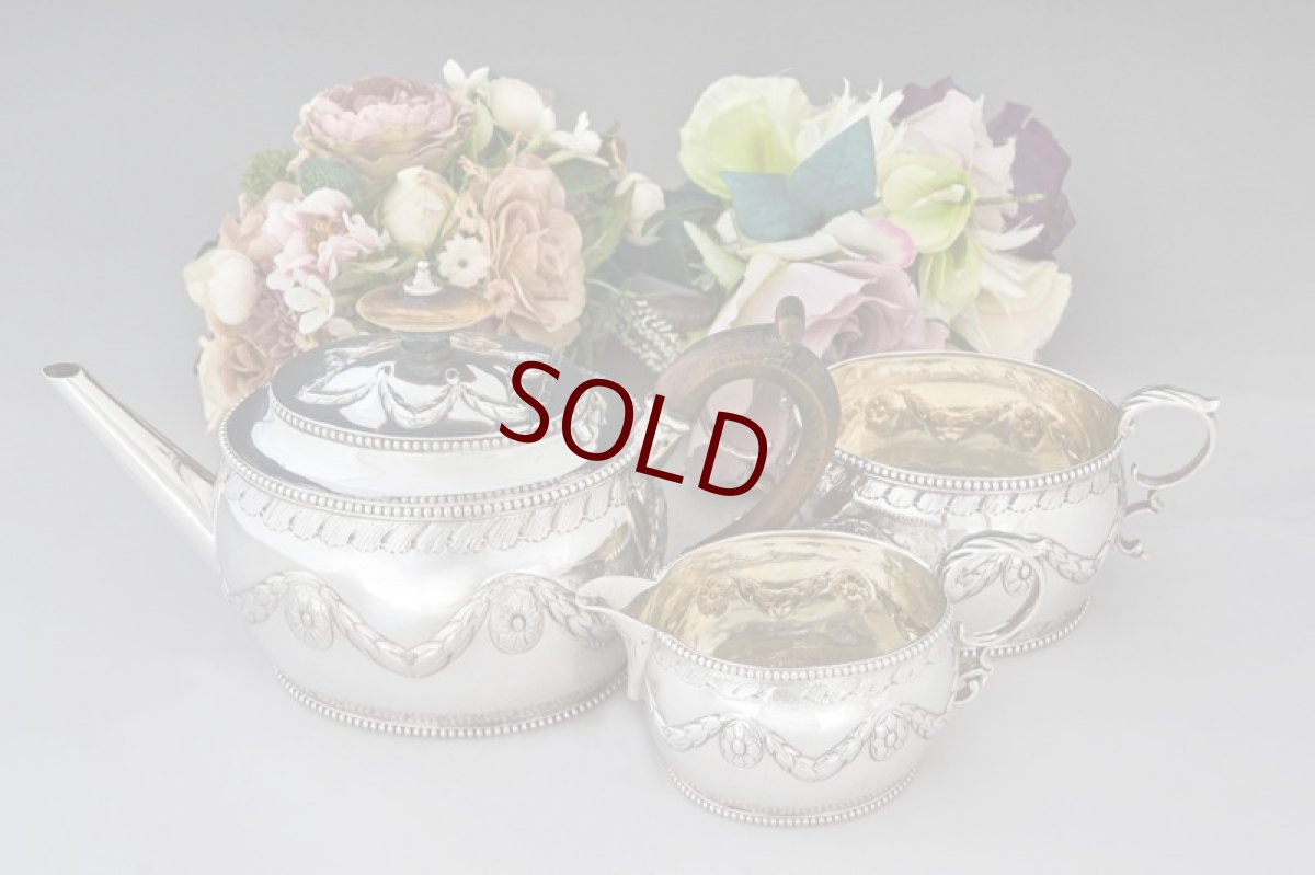 画像1: アンティークシルバー、アンティーク銀器、純銀製（925)  1893/4年　ガーランドとビーズ装飾が美しい バチェラーサイズ　ティー3点セット (1)