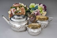 アンティークシルバー、アンティーク銀器、純銀製（925)  1893/4年　ガーランドとビーズ装飾が美しい バチェラーサイズ　ティー3点セット