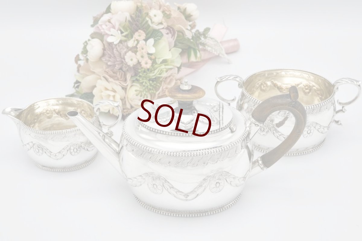 画像11: アンティークシルバー、アンティーク銀器、純銀製（925)  1893/4年　ガーランドとビーズ装飾が美しい バチェラーサイズ　ティー3点セット (11)