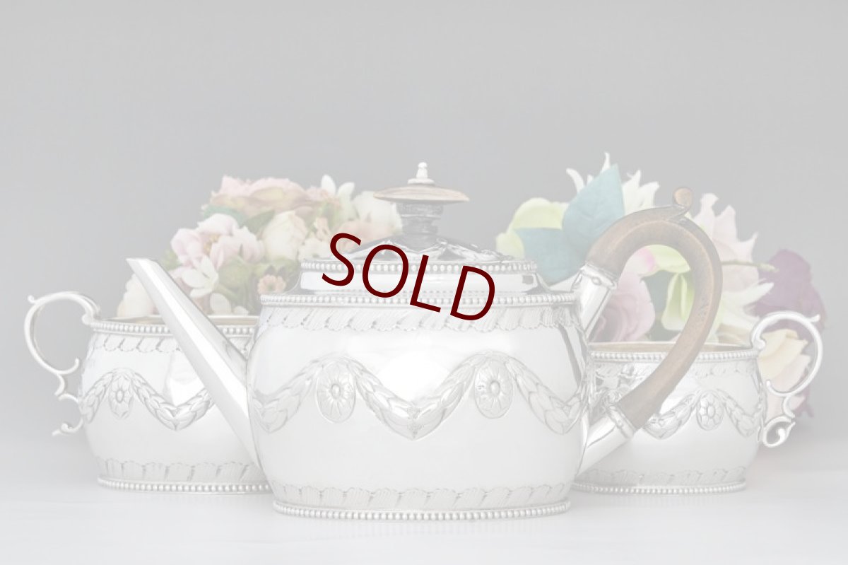 画像12: アンティークシルバー、アンティーク銀器、純銀製（925)  1893/4年　ガーランドとビーズ装飾が美しい バチェラーサイズ　ティー3点セット (12)