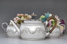 画像12: アンティークシルバー、アンティーク銀器、純銀製（925)  1893/4年　ガーランドとビーズ装飾が美しい バチェラーサイズ　ティー3点セット (12)