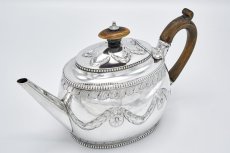 画像3: アンティークシルバー、アンティーク銀器、純銀製（925)  1893/4年　ガーランドとビーズ装飾が美しい バチェラーサイズ　ティー3点セット (3)