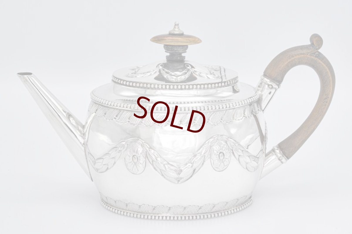 画像2: アンティークシルバー、アンティーク銀器、純銀製（925)  1893/4年　ガーランドとビーズ装飾が美しい バチェラーサイズ　ティー3点セット (2)