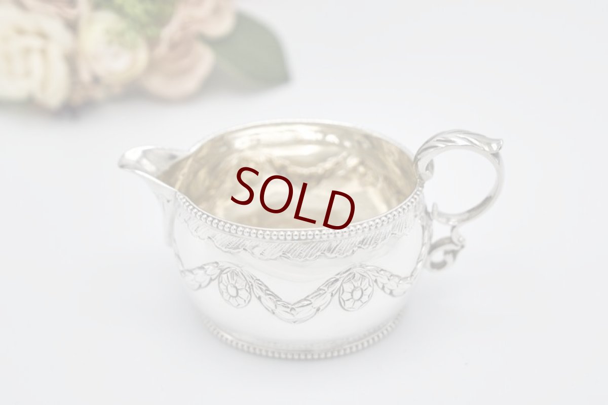 画像9: アンティークシルバー、アンティーク銀器、純銀製（925)  1893/4年　ガーランドとビーズ装飾が美しい バチェラーサイズ　ティー3点セット (9)