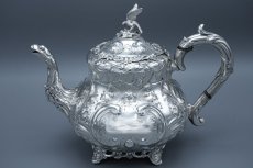 画像3: アンティークシルバー、アンティーク銀器　シルバープレート製　ヴィクトリア時代後期　ハンドチェイシング　ルイスタイル　ティー3点セット (3)