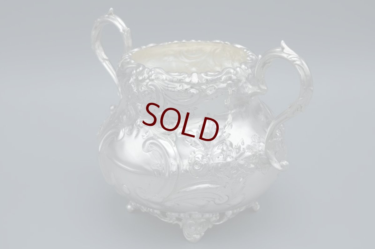 画像10: アンティークシルバー、アンティーク銀器　シルバープレート製　ヴィクトリア時代後期　ハンドチェイシング　ルイスタイル　ティー3点セット (10)