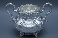 画像9: アンティークシルバー、アンティーク銀器　シルバープレート製　ヴィクトリア時代後期　ハンドチェイシング　ルイスタイル　ティー3点セット (9)