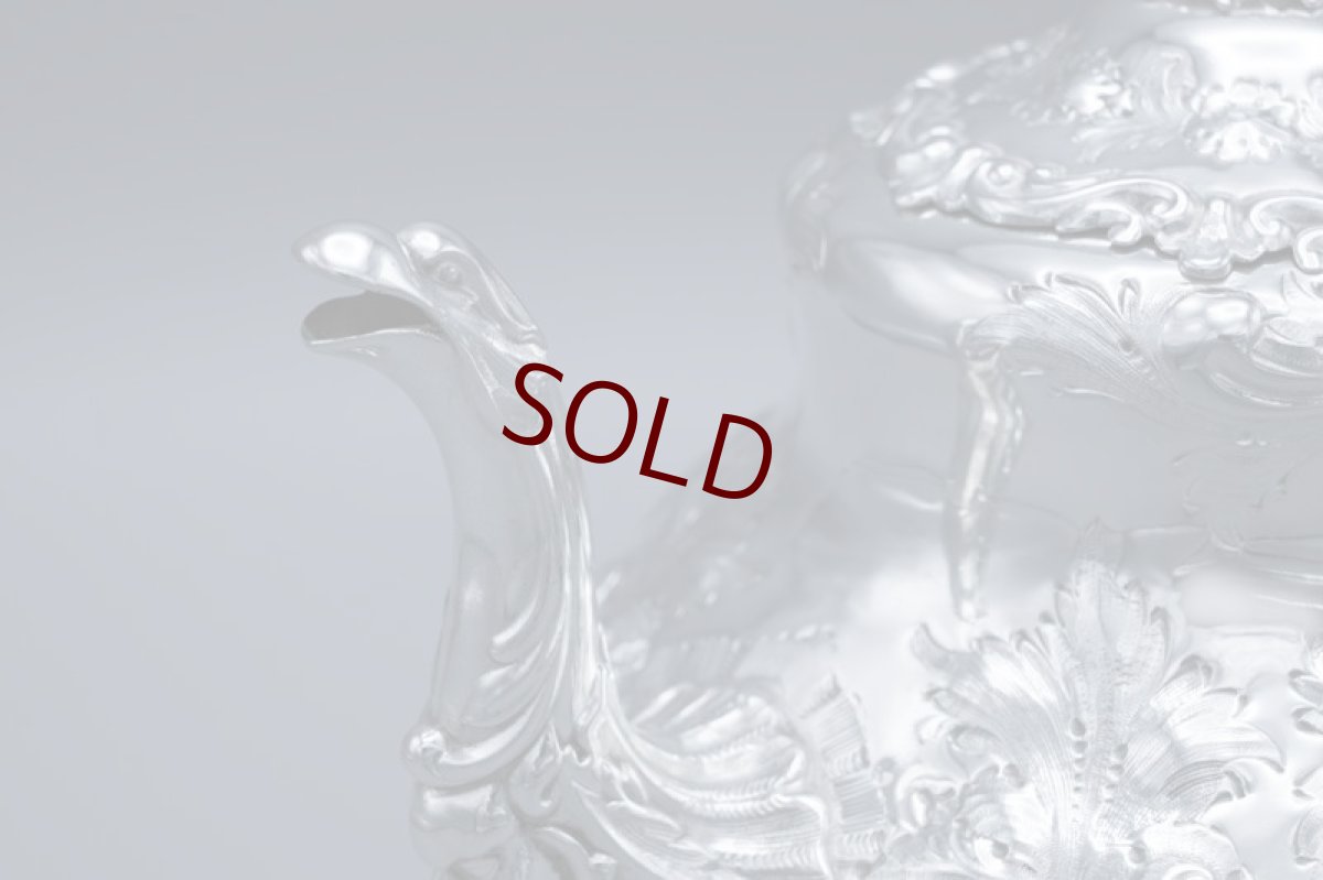 画像7: アンティークシルバー、アンティーク銀器　シルバープレート製　ヴィクトリア時代後期　ハンドチェイシング　ルイスタイル　ティー3点セット (7)