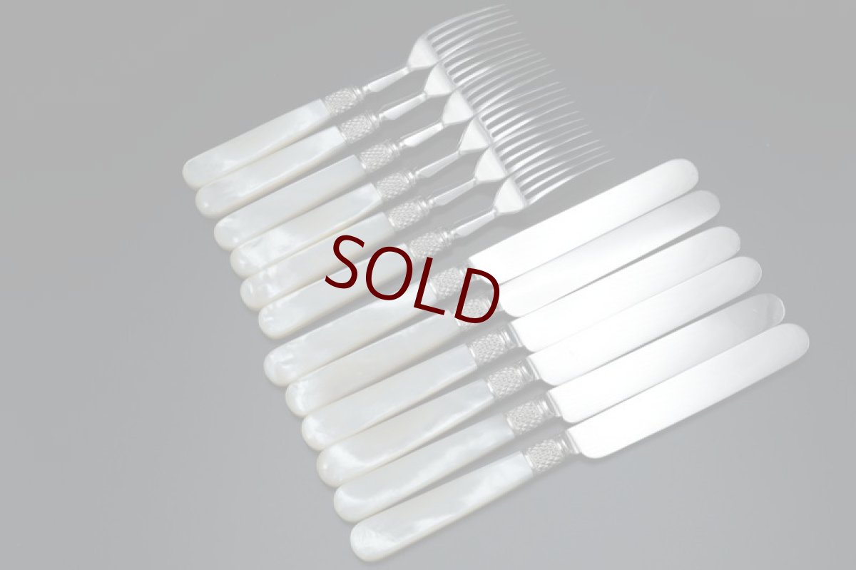 画像3: アンティークシルバー、アンティーク銀器、シルバープレート製 ヴィクトリア後期 マッピン＆ウェッブ 白蝶貝ハンドル 手彫り彫刻 デザートカトラリー6組セット (3)