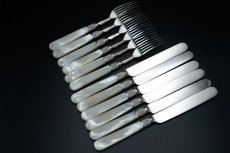 画像3: アンティークシルバー、アンティーク銀器、シルバープレート製 ヴィクトリア後期 マッピン＆ウェッブ 白蝶貝ハンドル 手彫り彫刻 デザートカトラリー6組セット (3)