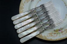 画像7: アンティークシルバー、アンティーク銀器、シルバープレート製 ヴィクトリア後期 マッピン＆ウェッブ 白蝶貝ハンドル 手彫り彫刻 デザートカトラリー6組セット (7)