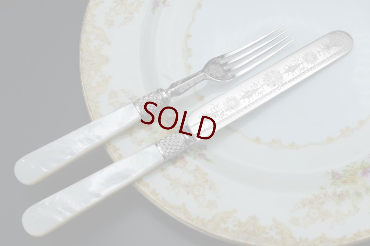 画像11: アンティークシルバー、アンティーク銀器、シルバープレート製 ヴィクトリア後期 マッピン＆ウェッブ 白蝶貝ハンドル 手彫り彫刻 デザートカトラリー6組セット (11)