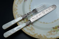 画像11: アンティークシルバー、アンティーク銀器、シルバープレート製 ヴィクトリア後期 マッピン＆ウェッブ 白蝶貝ハンドル 手彫り彫刻 デザートカトラリー6組セット (11)