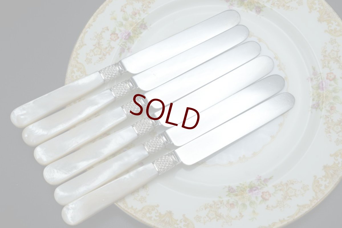 画像5: アンティークシルバー、アンティーク銀器、シルバープレート製 ヴィクトリア後期 マッピン＆ウェッブ 白蝶貝ハンドル 手彫り彫刻 デザートカトラリー6組セット (5)