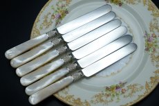 画像5: アンティークシルバー、アンティーク銀器、シルバープレート製 ヴィクトリア後期 マッピン＆ウェッブ 白蝶貝ハンドル 手彫り彫刻 デザートカトラリー6組セット (5)