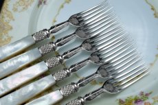 画像8: アンティークシルバー、アンティーク銀器、シルバープレート製 ヴィクトリア後期 マッピン＆ウェッブ 白蝶貝ハンドル 手彫り彫刻 デザートカトラリー6組セット (8)