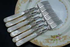 画像10: アンティークシルバー、アンティーク銀器、シルバープレート製 ヴィクトリア後期 マッピン＆ウェッブ 白蝶貝ハンドル 手彫り彫刻 デザートカトラリー6組セット (10)