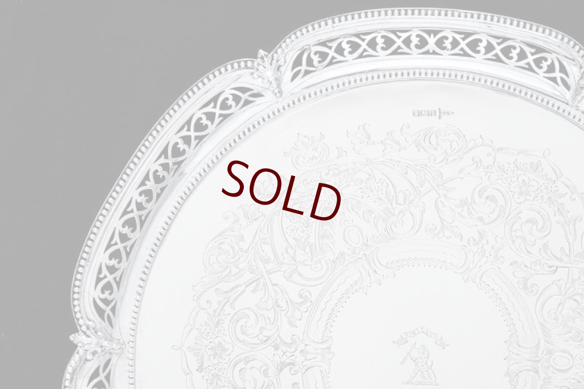 画像3: アンティークシルバー、アンティーク銀器 純銀製(925) 1907年 Walker & Hall ハンドカット透かし細工ボーダー、お花、葉模様、スクロールの手彫り彫刻 サルヴァ36cm (3)