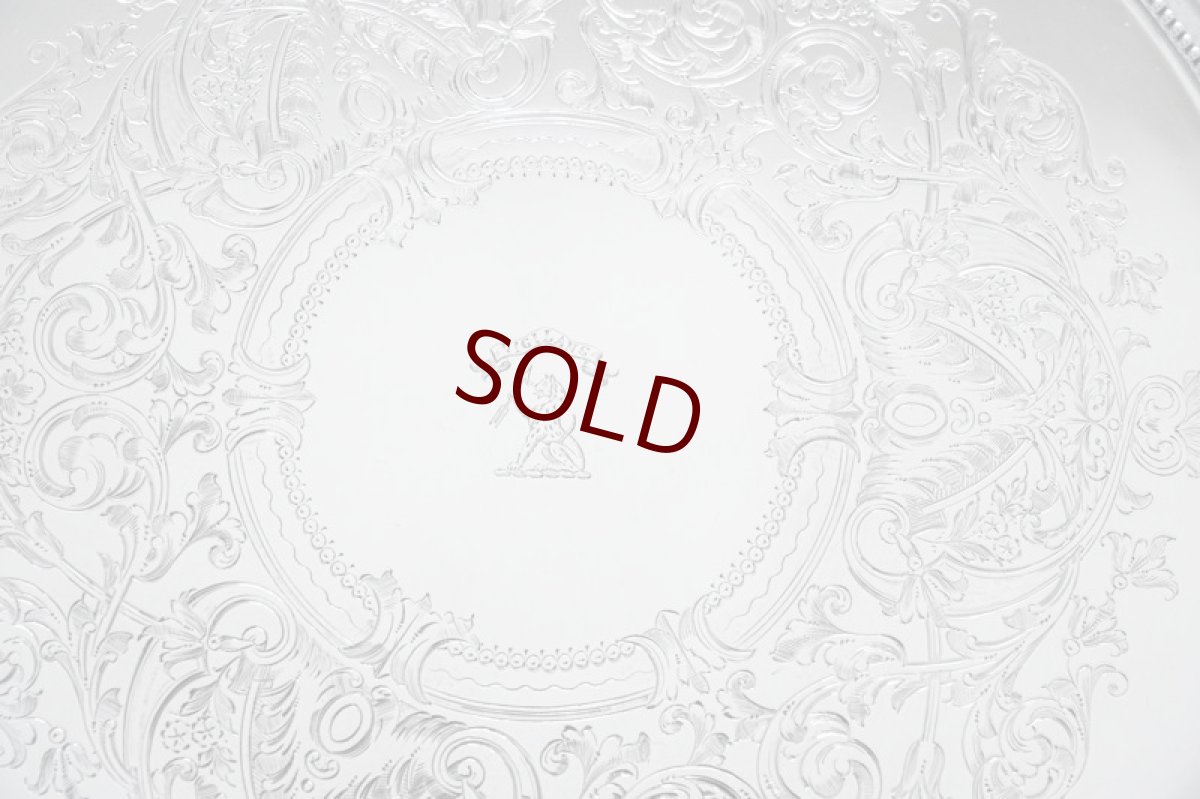 画像6: アンティークシルバー、アンティーク銀器 純銀製(925) 1907年 Walker & Hall ハンドカット透かし細工ボーダー、お花、葉模様、スクロールの手彫り彫刻 サルヴァ36cm (6)