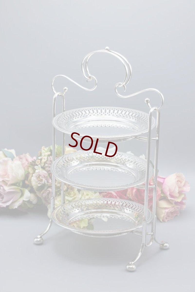 画像2: アンティークシルバー、アンティーク銀器、シルバープレート製 優美なフレームと透かし細工プレート 三段 アフタヌーンティー ケーキスタンド (2)