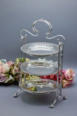 画像2: アンティークシルバー、アンティーク銀器、シルバープレート製 優美なフレームと透かし細工プレート 三段 アフタヌーンティー ケーキスタンド (2)
