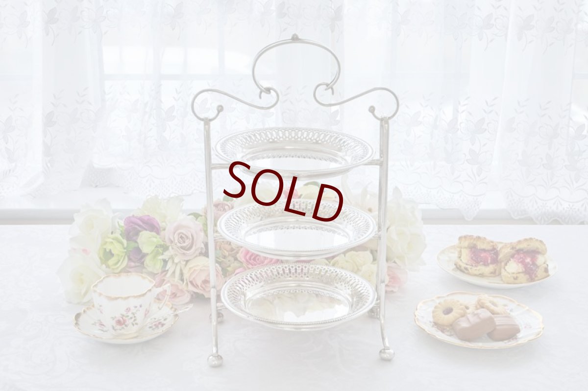 画像1: アンティークシルバー、アンティーク銀器、シルバープレート製 優美なフレームと透かし細工プレート 三段 アフタヌーンティー ケーキスタンド (1)