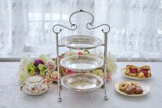 画像1: アンティークシルバー、アンティーク銀器、シルバープレート製 優美なフレームと透かし細工プレート 三段 アフタヌーンティー ケーキスタンド (1)