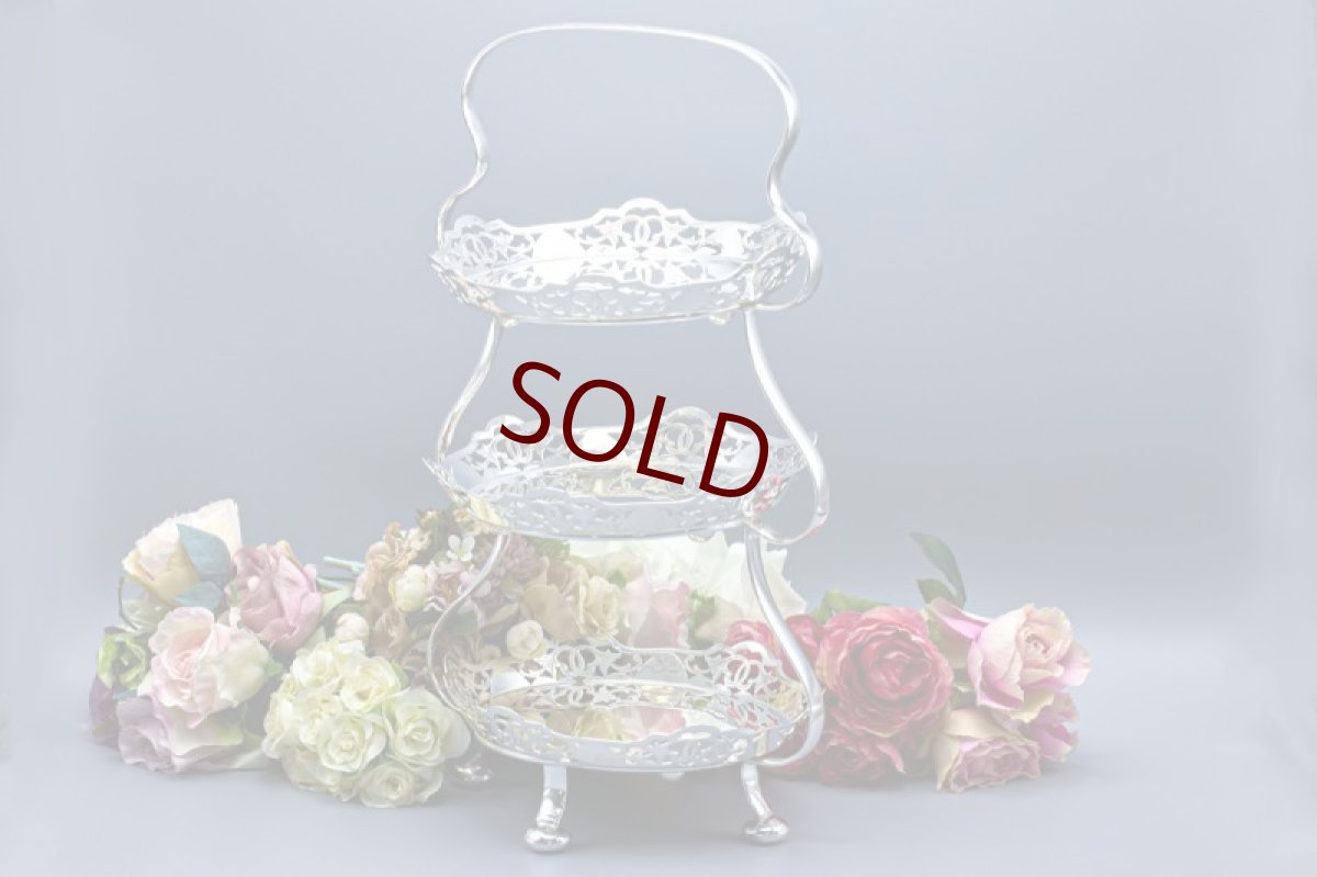 画像2: アンティークシルバー、アンティーク銀器、シルバープレート製 優美な透かし細工プレート 三段 アフタヌーンティー ケーキスタンド (2)