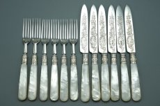 画像15: アンティークシルバー、アンティーク銀器、 純銀製(925) 特級 1901年 ロココスタイル美しいスクロール装飾 白蝶貝ハンドル デザートカトラリー 12組セット (15)