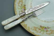 画像14: アンティークシルバー、アンティーク銀器、 純銀製(925) 特級 1901年 ロココスタイル美しいスクロール装飾 白蝶貝ハンドル デザートカトラリー 12組セット (14)