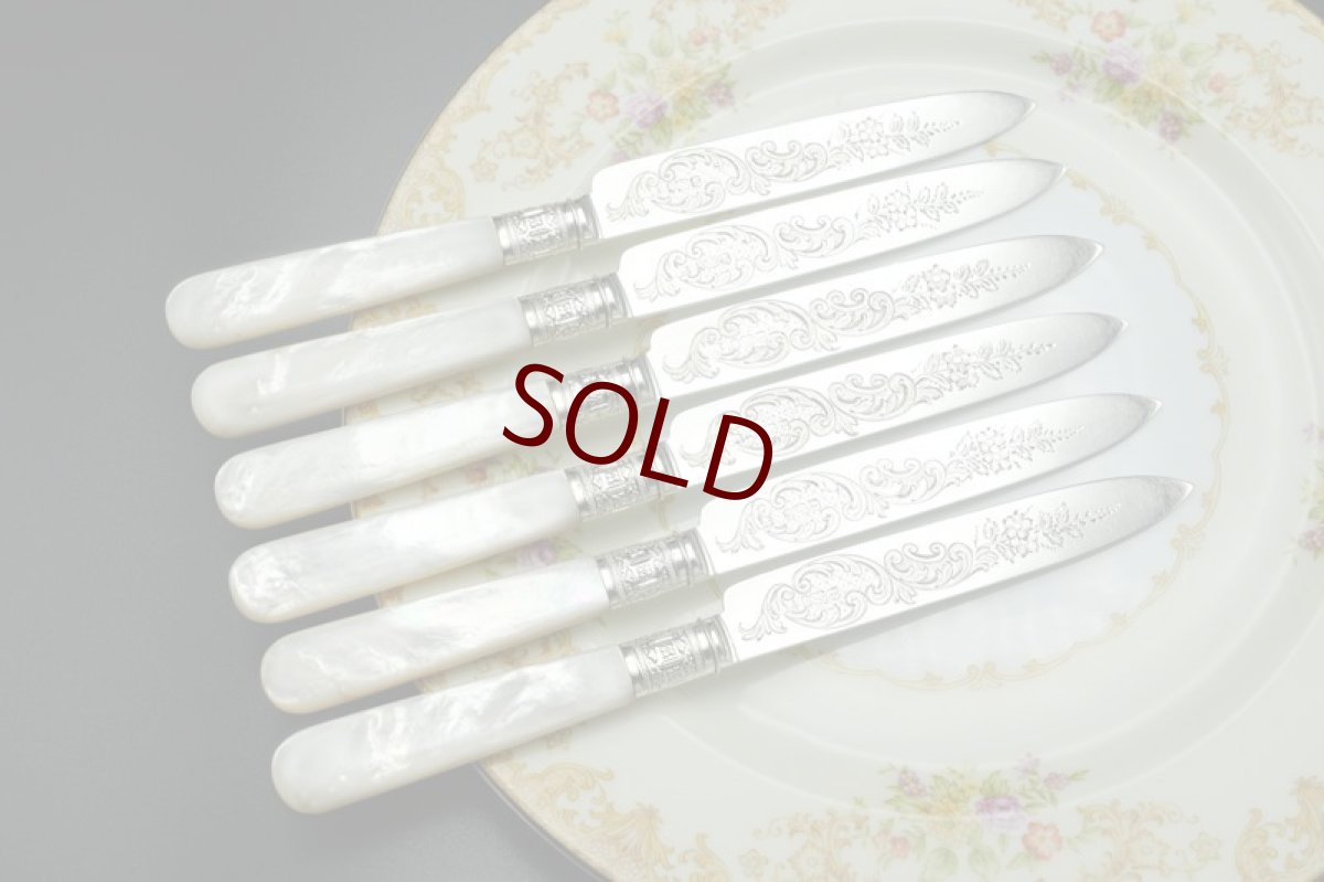 画像5: アンティークシルバー、アンティーク銀器、 純銀製(925) 特級 1901年 ロココスタイル美しいスクロール装飾 白蝶貝ハンドル デザートカトラリー 12組セット (5)