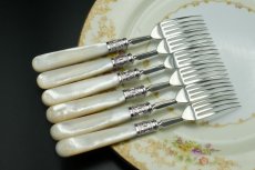 画像10: アンティークシルバー、アンティーク銀器、 純銀製(925) 特級 1901年 ロココスタイル美しいスクロール装飾 白蝶貝ハンドル デザートカトラリー 12組セット (10)