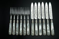 画像3: アンティークシルバー、アンティーク銀器、 純銀製(925) 特級 1901年 ロココスタイル美しいスクロール装飾 白蝶貝ハンドル デザートカトラリー 12組セット (3)