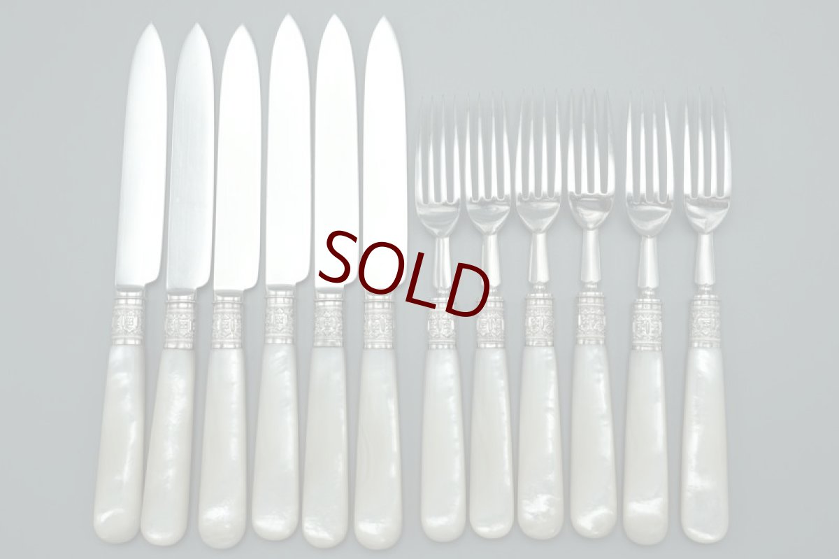 画像16: アンティークシルバー、アンティーク銀器、 純銀製(925) 特級 1901年 ロココスタイル美しいスクロール装飾 白蝶貝ハンドル デザートカトラリー 12組セット (16)