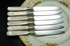 画像6: アンティークシルバー、アンティーク銀器、 純銀製(925) 特級 1901年 ロココスタイル美しいスクロール装飾 白蝶貝ハンドル デザートカトラリー 12組セット (6)