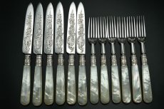 画像12: アンティークシルバー、アンティーク銀器、 純銀製(925) 特級 1901年 ロココスタイル美しいスクロール装飾 白蝶貝ハンドル デザートカトラリー 12組セット (12)