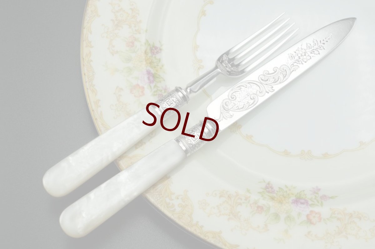 画像11: アンティークシルバー、アンティーク銀器、 純銀製(925) 特級 1901年 ロココスタイル美しいスクロール装飾 白蝶貝ハンドル デザートカトラリー 12組セット (11)