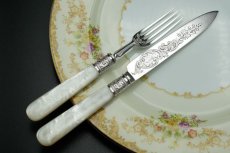 画像11: アンティークシルバー、アンティーク銀器、 純銀製(925) 特級 1901年 ロココスタイル美しいスクロール装飾 白蝶貝ハンドル デザートカトラリー 12組セット (11)