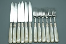 画像18: アンティークシルバー、アンティーク銀器、 純銀製(925) 特級 1901年 ロココスタイル美しいスクロール装飾 白蝶貝ハンドル デザートカトラリー 12組セット (18)