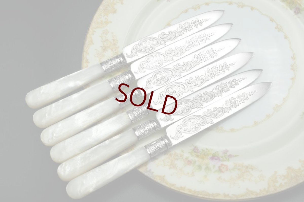 画像7: アンティークシルバー、アンティーク銀器、 純銀製(925) 特級 1901年 ロココスタイル美しいスクロール装飾 白蝶貝ハンドル デザートカトラリー 12組セット (7)