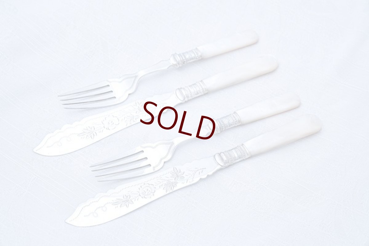 画像1: アンティークシルバー、アンティーク銀器、シルバープレート 1902年　白蝶貝ハンドル　純銀かけ直し済み　フィッシュカトラリー１組セット (1)