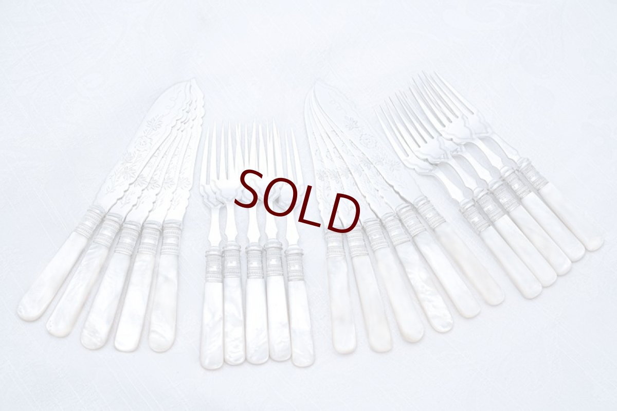 画像9: アンティークシルバー、アンティーク銀器、シルバープレート 1902年　白蝶貝ハンドル　純銀かけ直し済み　フィッシュカトラリー１組セット (9)