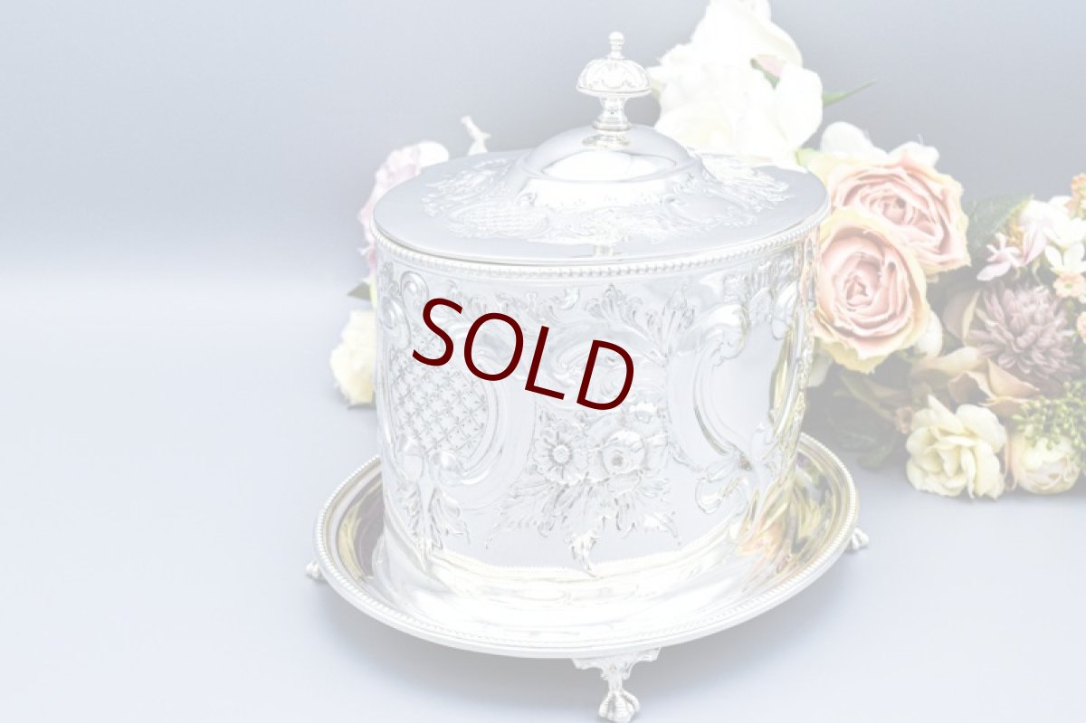 画像5: アンティークシルバー、アンティーク銀器、シルバープレート　ヴィクトリアンロココスタイル　打ち出し彫刻が見事な　ビスケットボックス (5)