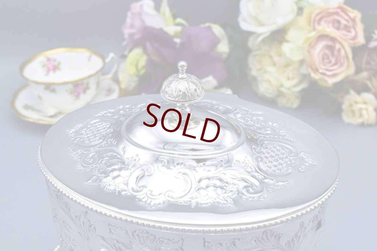 画像8: アンティークシルバー、アンティーク銀器、シルバープレート　ヴィクトリアンロココスタイル　打ち出し彫刻が見事な　ビスケットボックス (8)