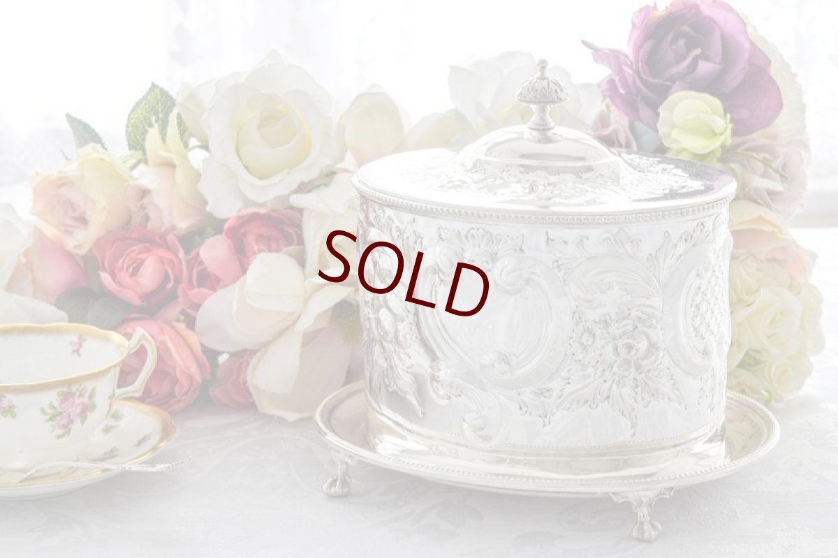 画像1: アンティークシルバー、アンティーク銀器、シルバープレート　ヴィクトリアンロココスタイル　打ち出し彫刻が見事な　ビスケットボックス (1)