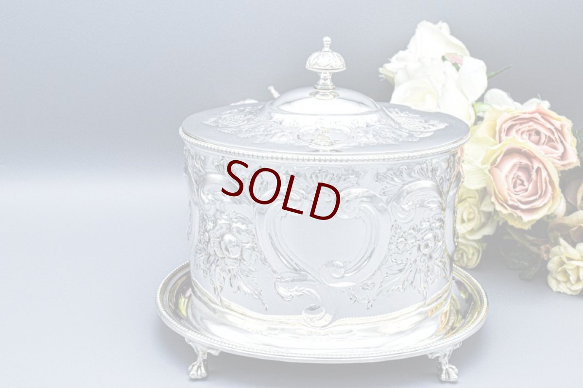 画像4: アンティークシルバー、アンティーク銀器、シルバープレート　ヴィクトリアンロココスタイル　打ち出し彫刻が見事な　ビスケットボックス (4)