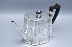 画像6: アンティークシルバー、アンティーク銀器、純銀製(925) 1885年 変わりカンシェイプ エレガントな葉模様 ガーランド ティーポット (6)
