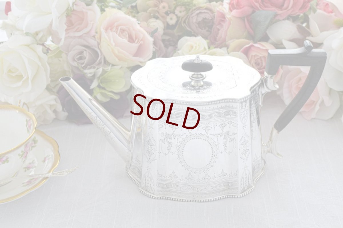 画像9: アンティークシルバー、アンティーク銀器、純銀製(925) 1885年 変わりカンシェイプ エレガントな葉模様 ガーランド ティーポット (9)